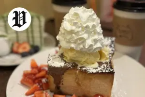 Thick honey toast topped with whipped cream, vanilla ice cream, chocolate drizzle, and fresh strawberries – Best Desserts in Las Vegas.