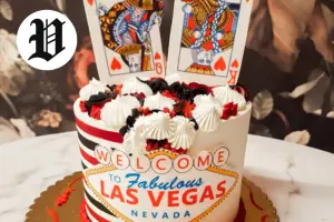 Custom Las Vegas cake decorated with “Welcome to Fabulous Las Vegas” sign and playing cards – Best Desserts in Las Vegas.
