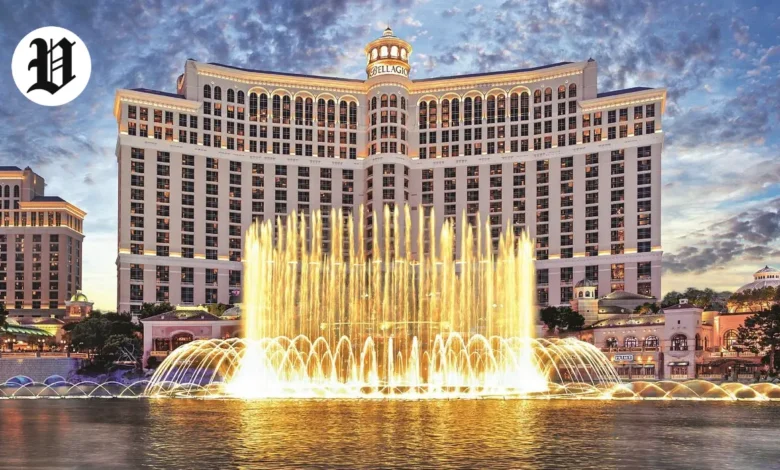 Bellagio fountains in front of one of the biggest hotel in Las Vegas during evening show.